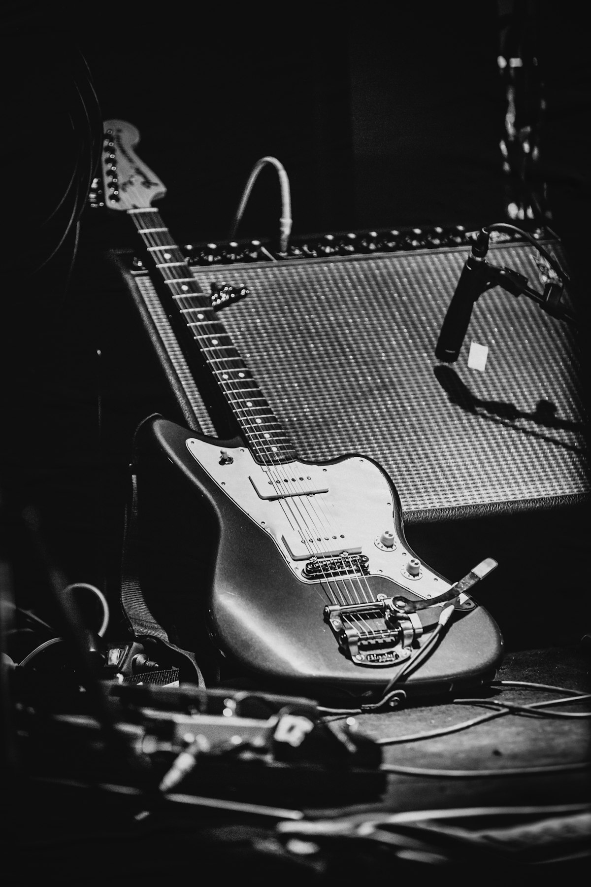 Guitare au sol contre ampli